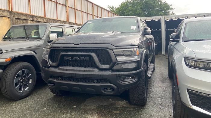 Ram 1500 Rebel sẽ chính thức ra mắt tại Việt Nam trong tuần tới với giá dự kiến gần 5,3 tỷ đồng, không khác gì giá của F-150 Raptor và được trang bị nhiều tính năng thể thao. (Ảnh 1)