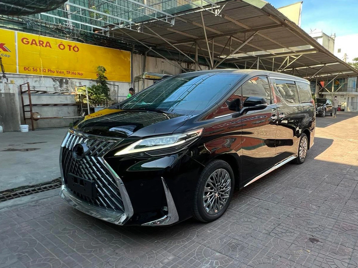 Chỉ trong 3 ngày và với chi phí 300 triệu đồng, các thợ Việt đã biến chiếc Toyota Alphard thành một chiếc xe giống hệt Lexus LM, có giá bán cao hơn 7 tỷ đồng, và ngoại hình khó phân biệt được giữa xe độ và xe chính hãng - Hình 1.