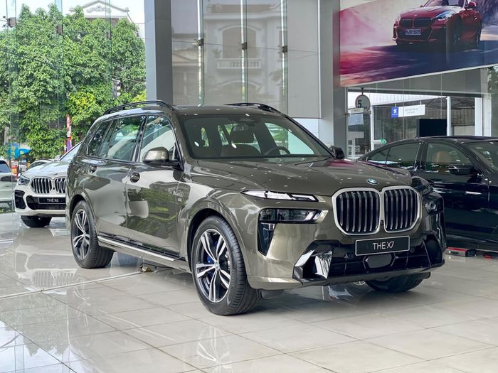 Giá xe sang tại Việt Nam liên tục chạm đáy mới: Mercedes ưu đãi hơn 10 mẫu xe, BMW X7 giảm đến 1 tỷ đồng.