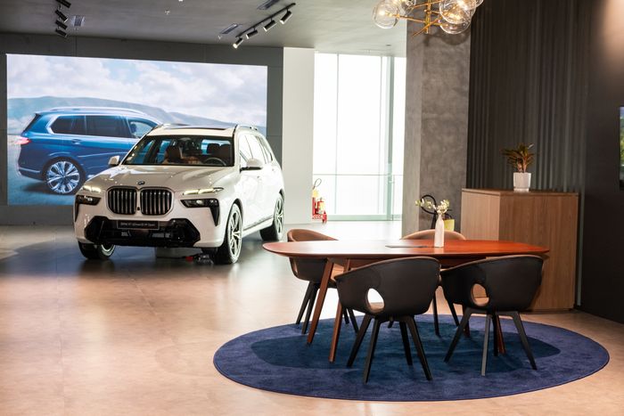 Trong không gian của showroom BMW tiêu chuẩn mới đầu tiên ở Đông Nam Á tại Việt Nam, tổng diện tích mặt sàn lớn gấp đôi diện tích của hai sân bóng đá - Ảnh 7.