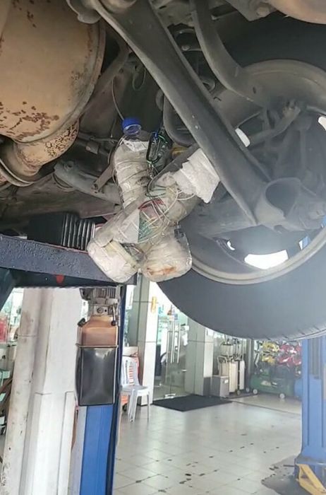 Đưa ô tô đến gara để kiểm tra định kỳ, người phụ nữ hoảng hốt phát hiện vật lạ dưới gầm xe - Ảnh 2.