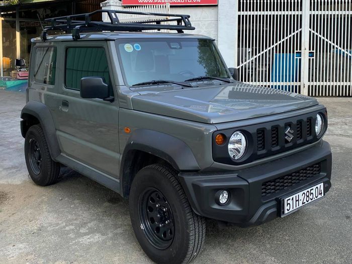 Các đại lý đồng loạt tiếp nhận đặt cọc cho Suzuki Jimny: Đã có một chiếc mẫu đến Việt Nam, giá dự kiến 789 triệu đồng - Hình ảnh 1.