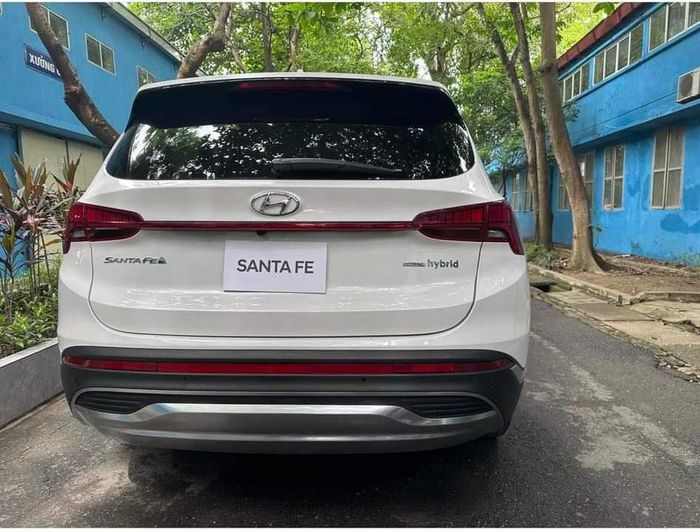 Hyundai Santa Fe hybrid tiếp tục lộ diện tại Việt Nam, hình ảnh số 1 của xe được chụp lại.