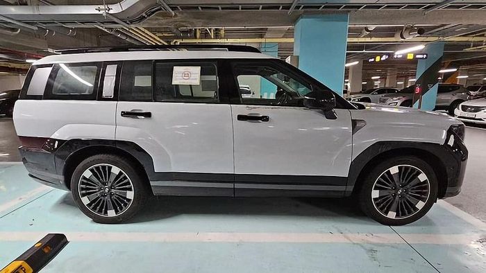 Hyundai Santa Fe 2024 trên đường phố: Mạnh mẽ như Land Rover, chờ ngày ra mắt tại Việt Nam - Ảnh 2.