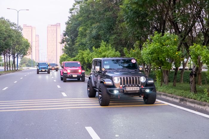 Nhóm Jeep chinh phục hành trình 700km từ TP. HCM đến Vĩnh Hy, vượt qua đồi cát và suối mà không gặp trở ngại nào - Ảnh 2.