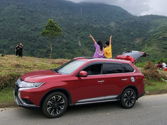 Bác sĩ lái Mitsubishi Outlander qua Việt Nam, mỗi ngày đi được khoảng 900km: 'Dễ lái hơn Innova, tiết kiệm nhưng khi đi qua đèo sương mù căng thẳng' - Ảnh 4.