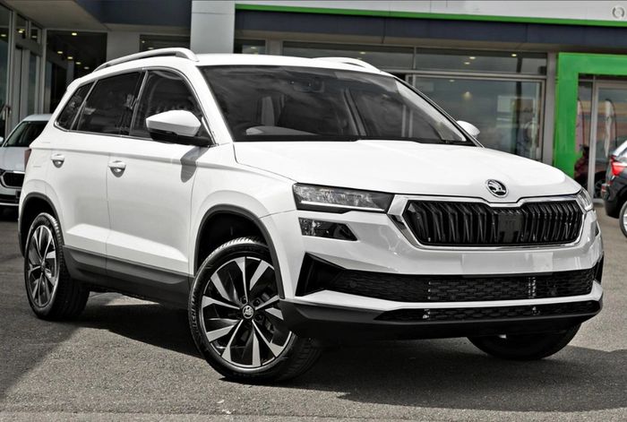 Skoda Karoq xuất hiện tại Việt Nam: Cùng cỡ với Corolla Cross, nội thất có thể ghi nhớ vị trí ghế và có lẫy chuyển số - Hình 4.