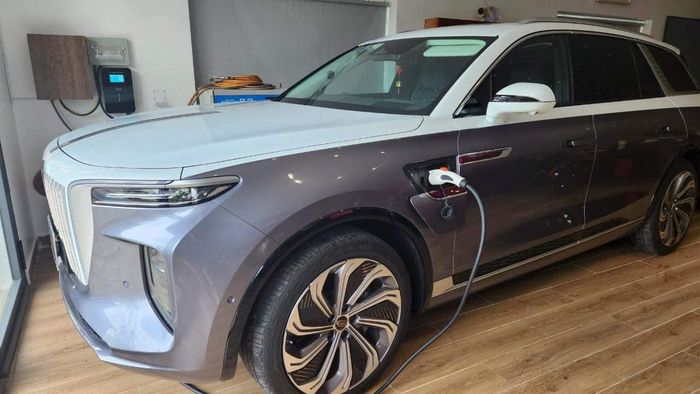 Chạy 5.000 km, chủ xe Hongqi E-HS9 Flagship cho biết: ‘Giá mua 3,7 tỷ giờ giảm giá đến 1 tỷ đồng’ - Ảnh 1.