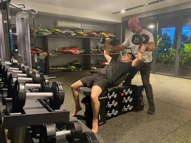 Biệt thự sang trọng của Cường Đô La - Đàm Thu Trang: Có phòng tập gym và rạp chiếu phim, gây ấn tượng với gara chứa bộ sưu tập xe giá trị hàng tỷ đồng - Ảnh 9.