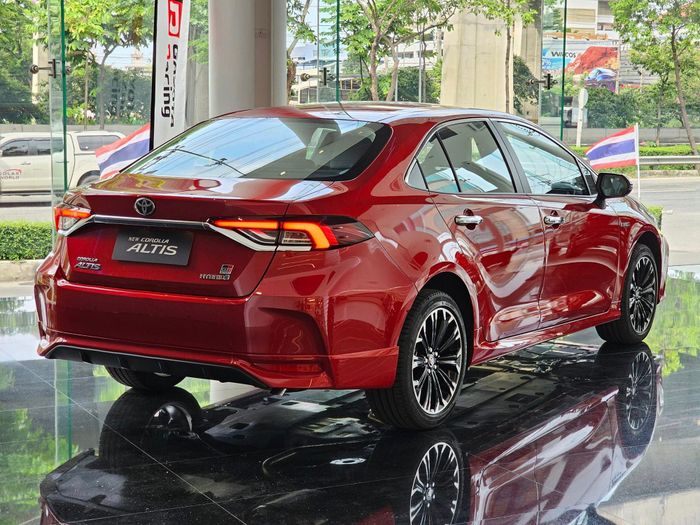 Ảnh thực tế Toyota Corolla Altis 2023: Giữ nguyên thiết kế nhưng bổ sung nhiều trang bị mới, sẽ sớm ra mắt tại Việt Nam để cạnh tranh với Mazda3 và Civic - Ảnh 4.