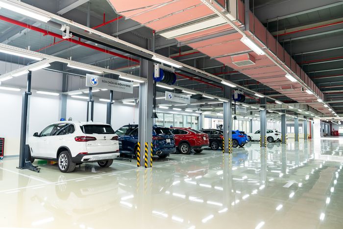 Trong không gian của showroom BMW tiêu chuẩn mới đầu tiên ở Đông Nam Á tại Việt Nam, diện tích mặt sàn rộng lớn gấp đôi diện tích của hai sân bóng đá - Ảnh 20.