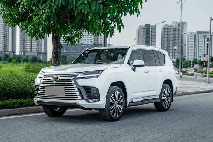 Câu chuyện khó tin: Chiếc Lexus LX 600 đã đi được 20.000 km vẫn được bán với giá cao hơn xe mới - Hình 1.