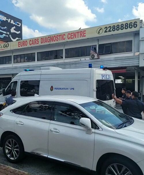 Đưa ô tô đến gara kiểm tra định kỳ, người phụ nữ bất ngờ phát hiện vật lạ dưới gầm xe - Ảnh 3.