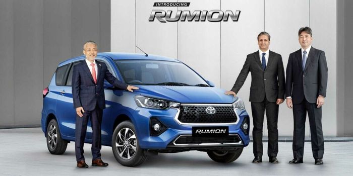 Toyota Rumion - Suzuki Ertiga được trang bị logo Toyota ra mắt - Ảnh 1.