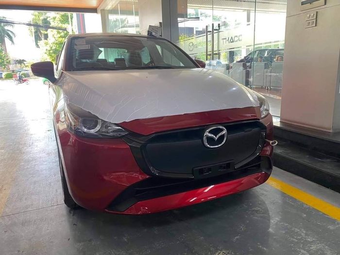 Mazda2 2024 đã đổ về đại lý trước ngày ra mắt: Thiết kế giống xe điện, giá dự kiến từ 429 triệu, rẻ hơn Morning, i10 bản đầy đủ trang bị - Ảnh 1.