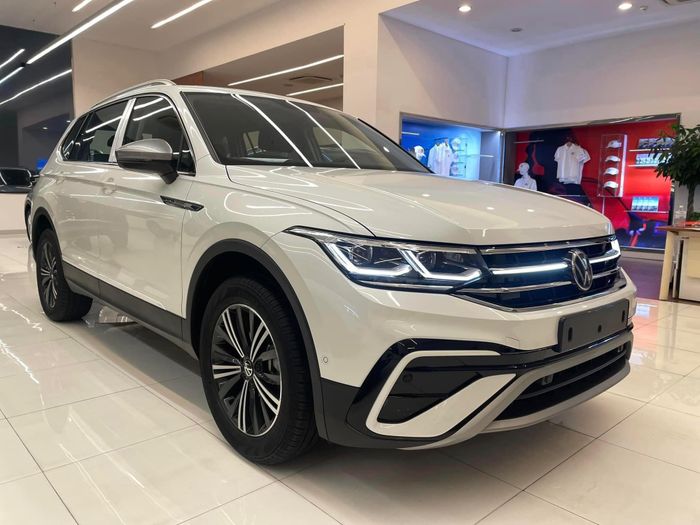 Giá bán mới sau khuyến mãi của VW Tiguan Allspace gần bằng với Kia Sorento. Mẫu SUV Hàn Quốc từng có giá 1,699 tỷ đồng cho phiên bản PHEV, giờ giảm còn 1,604 tỷ đồng. Mức giá mới này cũng tương đương với BMW X3. Phiên bản X3 tiêu chuẩn đang được đại lý giảm giá xuống còn 1,659 tỷ đồng.