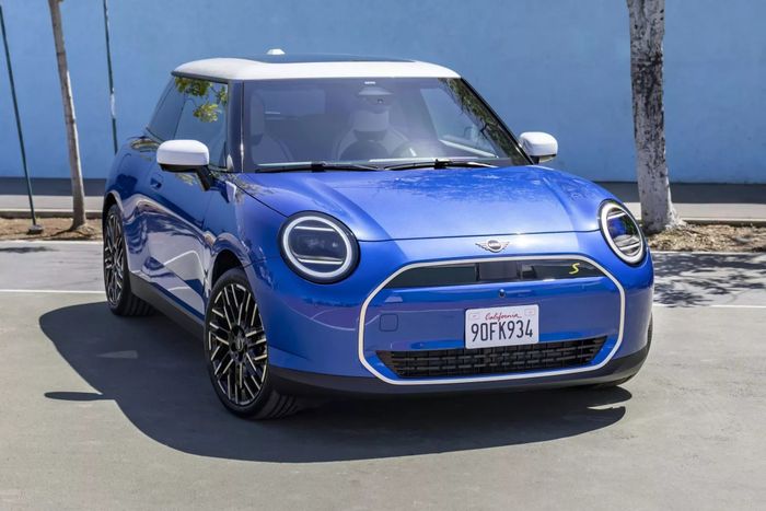 Bộ nội thất của Mini Cooper EV thế hệ mới lần đầu tiên lộ diện: Bản khung cũ với cách tiếp cận hiện đại hơn - Ảnh 1.