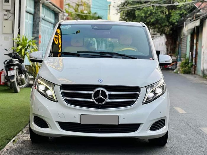 Chiếc minivan Mercedes này sau khi được chủ sở hữu trước độ khoang thương gia với số tiền gần 300 triệu đồng, nhưng khi bán lại chỉ với hơn 1,2 tỷ đồng, giá này rẻ hơn nửa so với xe mới - Ảnh 1.