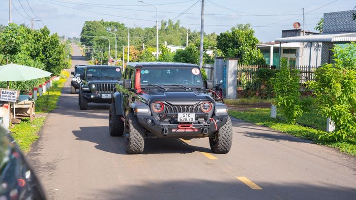 Nhóm Jeep chinh phục hành trình 700km từ TP. HCM đến Vĩnh Hy, vượt qua đồi cát và suối mà không gặp trở ngại nào - Ảnh 1.