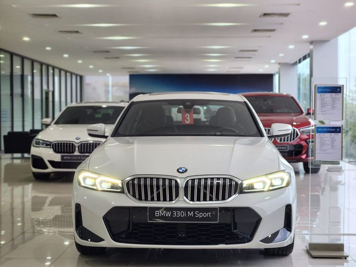 BMW và Mercedes cạnh tranh gay gắt giành thị phần xe sang tại Việt Nam: Đua nhau nâng cấp, giảm giá hàng trăm triệu đồng - Ảnh 2.