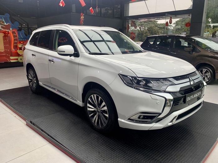 Mitsubishi Outlander đời 2022 giảm giá mạnh tại các đại lý: Giảm cao nhất gần 130 triệu đồng, bản CVT gần bằng Xpander Cross - Xem Ảnh 3.