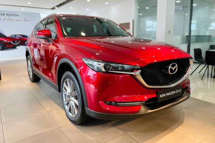 Đại lý sắp hết xe Mazda CX-5 'rẻ mạt', hé lộ phiên bản mới sắp ra mắt trong tháng tới, có thể tăng giá lên đến hàng trăm triệu - Hình 1.