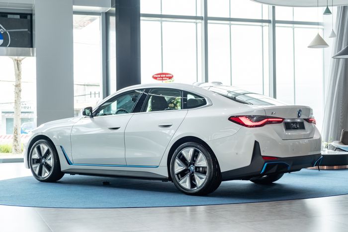 BMW i4 được bán với giá gần 3,8 tỷ đồng tại thị trường Việt Nam: Một số điểm khác biệt so với dòng 4-Series, mặc dù không sánh kịp Taycan nhưng có khả năng di chuyển ấn tượng gần 600km sau mỗi lần sạc - Hình 3.