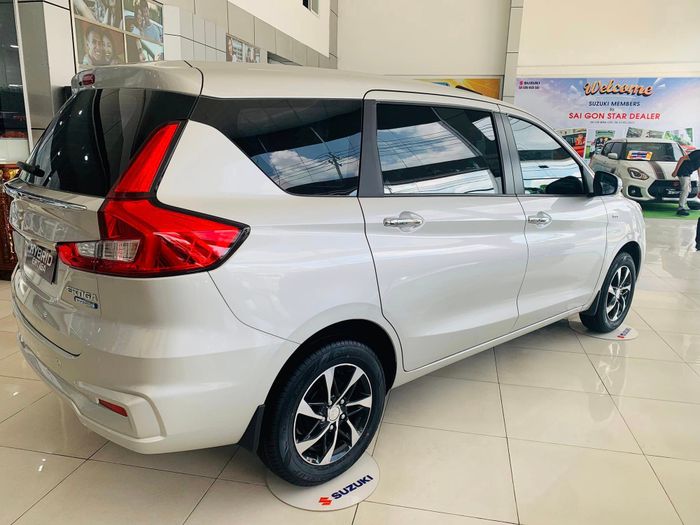 Giá Suzuki Ertiga giảm sâu nhất từ trước đến nay: Giảm 70 triệu, phiên bản tự động rẻ hơn Xpander số sàn - Ảnh 2.