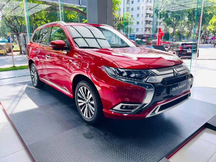 Mitsubishi Outlander đang được giảm giá mạnh tại các đại lý, giá chỉ còn dưới 800 triệu đồng, là mẫu SUV hạng C Nhật, Hàn rẻ nhất thị trường - Ảnh 1.