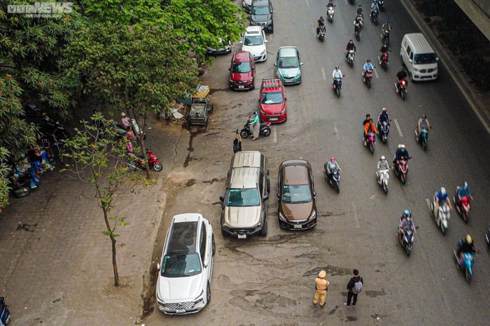 Bị phạt vì đậu xe giữa đường, tài xế thừa nhận 'biết sai nhưng không có cách nào' - Ảnh 5.