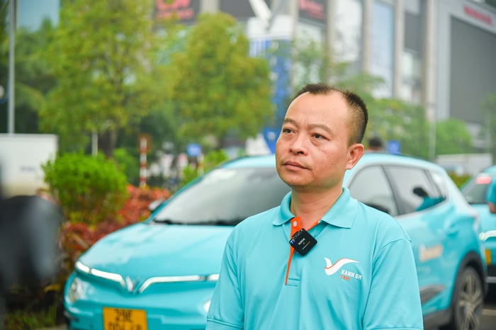 Lái taxi SM nhanh 'giàu' hơn lái Grab: Tiết kiệm 700 triệu tiền mua xe, mỗi ngày đi 100km kiếm hơn 20 triệu/tháng - Ảnh 2.