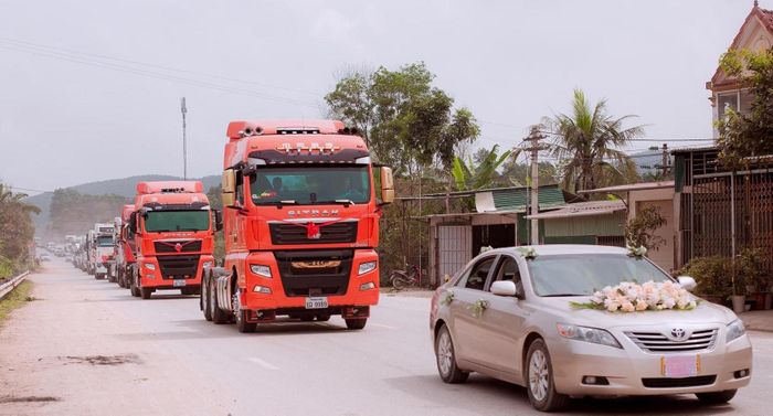 Chú rể ở Hà Tĩnh tổ chức đám cưới 'lớn' bằng việc rước dâu bằng 20 xe container - Ảnh 6.