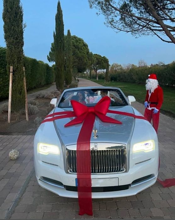 Sau khi nhận được Mercedes và Rolls-Royce, Ronaldo không còn cơ hội nhận siêu xe từ bạn gái nữa - Hình 1.