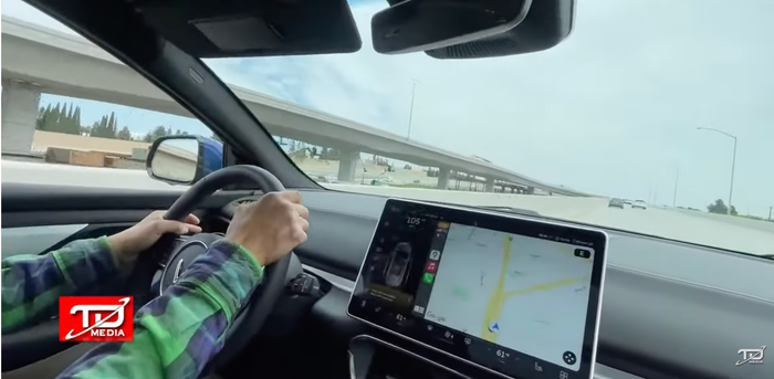 'Người dân' Mỹ lần đầu trải nghiệm VinFast VF 8: ‘Chạy hơn 160 km/h vẫn điều khiển trơn tru trên cao tốc - Ảnh 5.