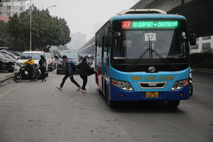 Bị phạt vì đỗ xe giữa đường, tài xế thừa nhận 'biết sai nhưng không còn cách nào' - Ảnh 13.