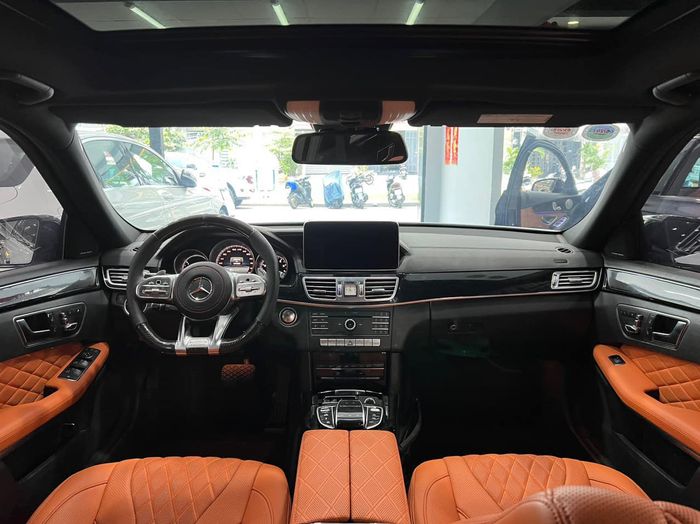 Thay vì mua Toyota Corolla Altis, bạn có thể lựa chọn chiếc Mercedes-Benz E-Class này với giá gần tương đương nhưng trải nghiệm từ động cơ không thể đọ lại