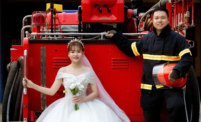 Bộ sưu tập hình cưới độc đáo của anh lính cứu hỏa - Ảnh 3.