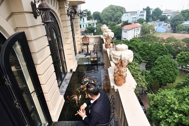 Doanh nhân Chương Tailor vừa sở hữu thêm một chiếc Rolls-Royce, mặc dù đã có chiếc 'siêu phẩm' trị giá 9 tỷ đồng. Tài sản của ông ngày càng lớn mạnh, xứng danh 'đại gia Hà Thành' - Ảnh 4.