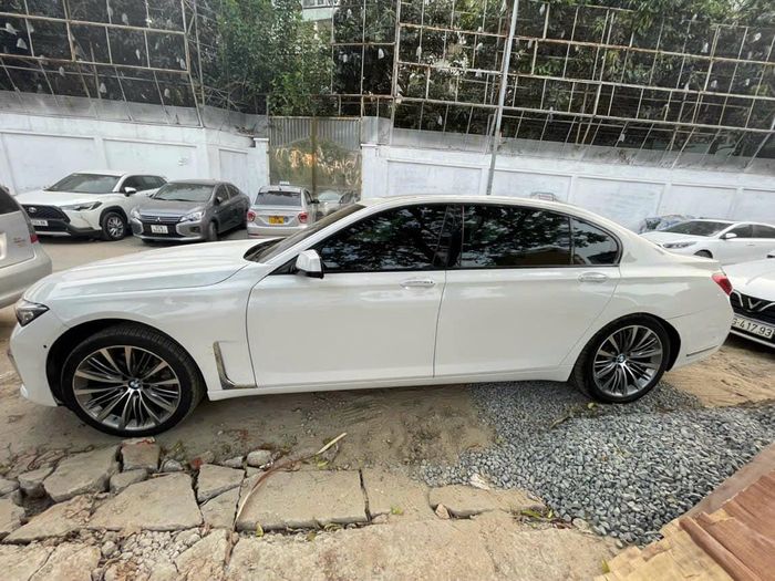 Chiếc BMW 750Li đang được rao bán với giá ngang với Toyota Vios 2023: Chủ xe tiết lộ 'không thể đăng kiểm' nên quyết định bán - Hình 2.