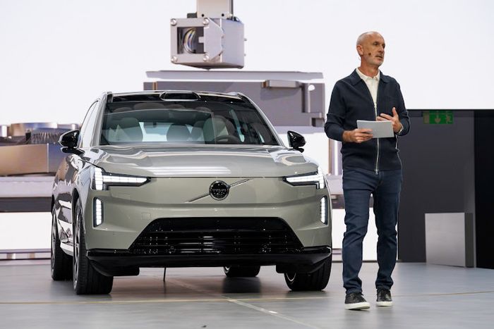 Toyota cảnh báo: Chậm chuyển từ xe xăng sang xe điện có thể lỡ cơ hội ngàn vàng