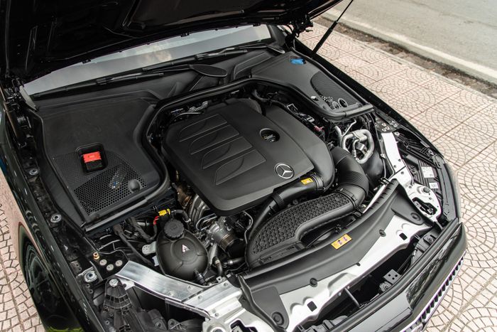 Chiếc Mercedes-Benz E 180 này sẽ giúp người mua tiết kiệm hơn 300 triệu đồng mà vẫn có cơ hội là chủ nhân đầu tiên và sở hữu một chiếc xe hoàn toàn mới - Xem hình 17.