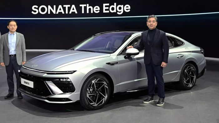Bộ ảnh đầy đủ của Hyundai Sonata 2024 khi lần đầu tiên trưng bày, nhà sản xuất công bố thông tin về động cơ nhưng vẫn giữ kín thông số quan trọng - Hình 2.