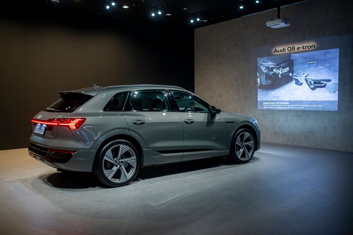 Xem gần hơn Audi Q8 e-tron 2023: Sẽ ra mắt sớm tại Việt Nam, đã có hàng chục đơn đặt hàng - Ảnh 2.