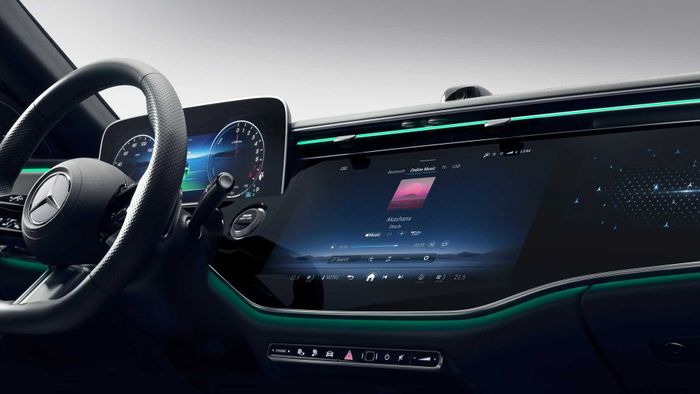 Mercedes-Benz giới thiệu trước nội thất mới của E-Class với màn hình lớn, tích hợp TikTok và camera selfie mặc định - Ảnh 6.