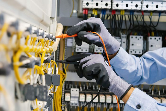 Nghề thợ điện đang trở nên phổ biến do sự phát triển của xe điện: Thu nhập tăng lên 60.000 USD, thậm chí phải từ chối khách vì kín lịch làm việc trong 6 tháng - Xem hình 1.