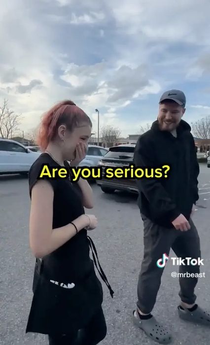 YouTuber kiếm nhiều tiền nhất thế giới 'tặng' một chiếc xe hơi cho một nhân viên phục vụ nữ, dường như nghĩ rằng sẽ được khen ngợi nhưng lại bị chỉ trích dữ dội vì lý do này - Hình 3.