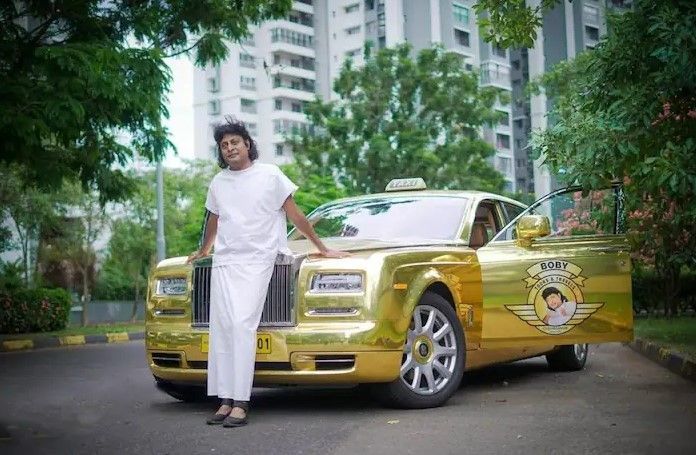 Rolls-Royce Phantom giả danh taxi nhưng mọi người đều nhận ra vì bề ngoài vàng rực rỡ - Ảnh 3.