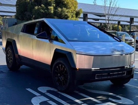 Nguyên mẫu Cybertruck của Tesla lại bị phát hiện ngoài đường: Khó khăn khi leo lề, sự cố ở đèn hậu - Ảnh 2.