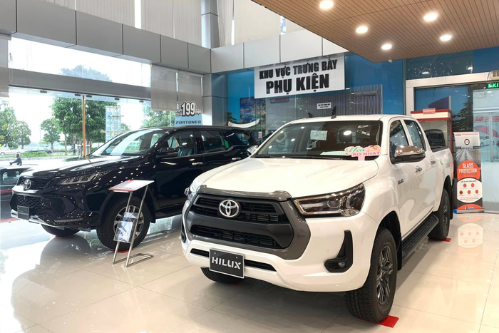 Hình ảnh thực tế của Toyota Hilux 2023 duy nhất tại đại lý: Lăn bánh với giá gần 1 tỷ đồng nhưng nội thất còn kém, thua xa Ranger phiên bản rẻ nhất - Ảnh 2.