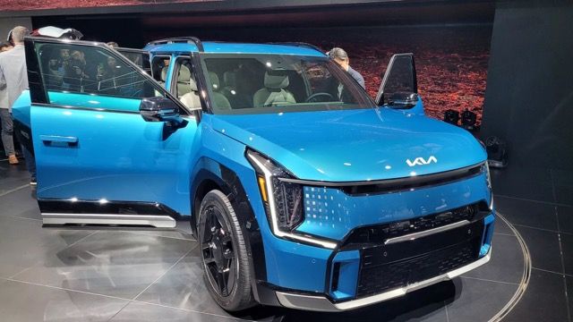 Kia EV9 khiến người Mỹ thất vọng vì thiếu 'tùy chọn', nhưng vẫn tạo áp lực đủ lớn cho VinFast VF 9 - Hình ảnh 4.